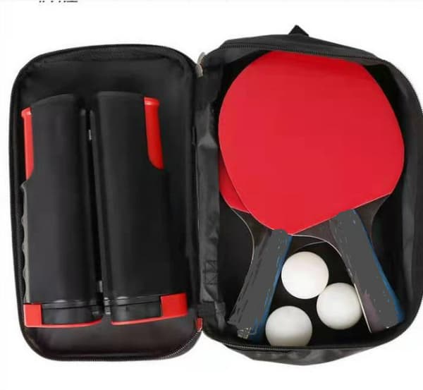 Portabelt pingisnätset med racketar och bollar