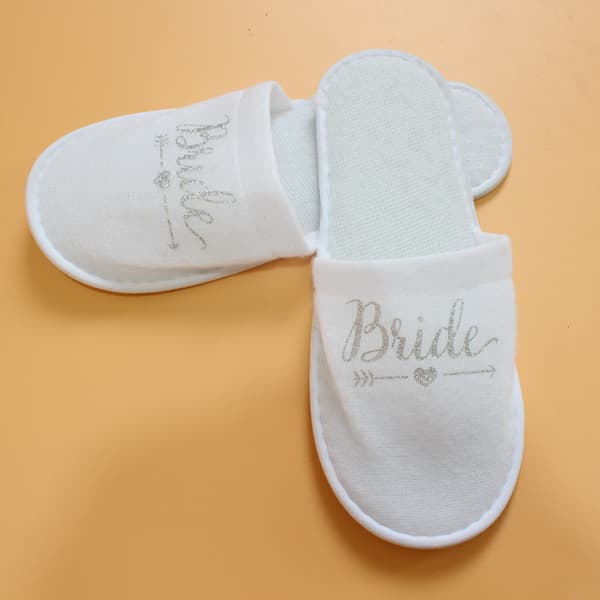 Bröllop Tofflor med 'Bride' Bokstäver - Perfekt för Möhippor och Spa-dagar, Bekväma Engångstofflor för Gäster Silver Silver