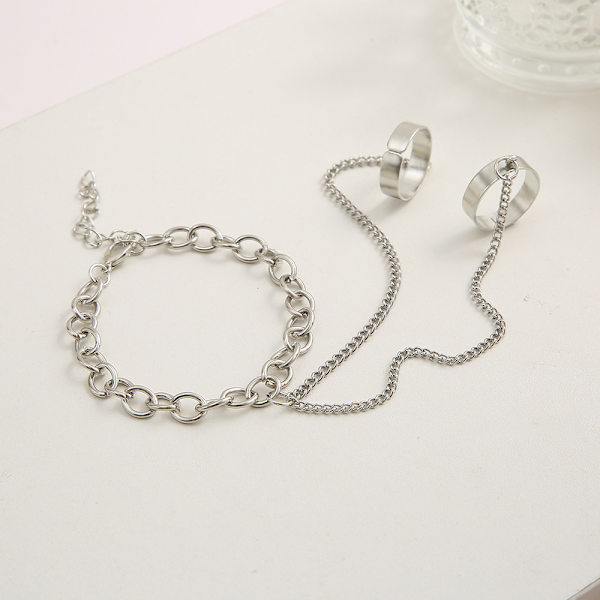 Elegant Finger Ringarmband med Två Ringar – Trendig och Stilren Smycke för Kvinnor Silver