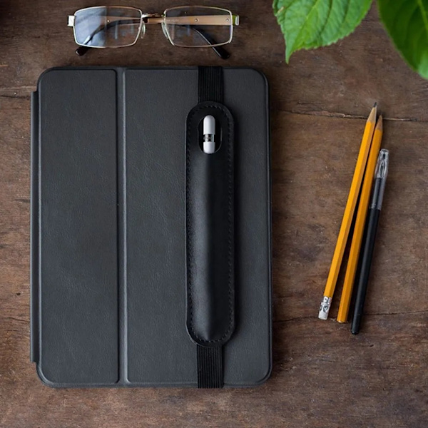Apple Pencil -kotelo - kiinnitettynä iPadiin Musta