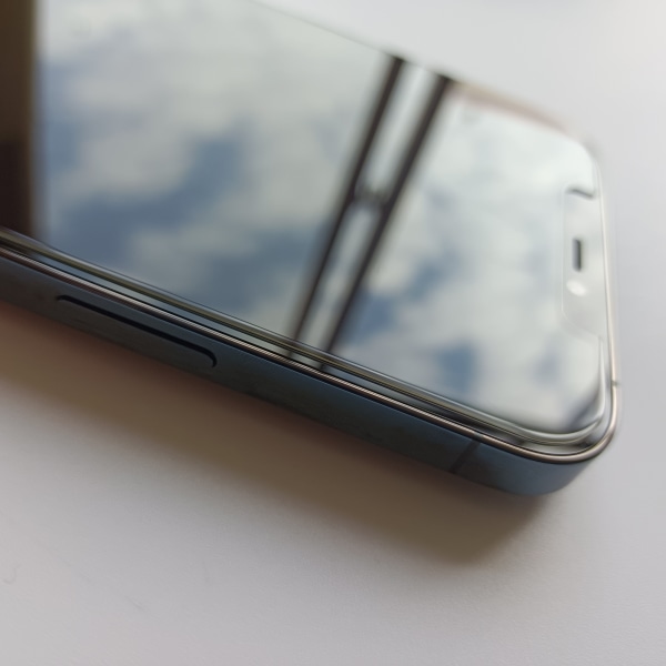 Sekretessskydd i högt aluminiumglas  iPhone 12