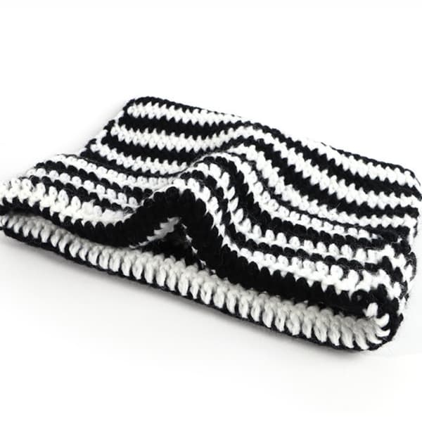 Playful Devil strikket hat Black+White Black+White