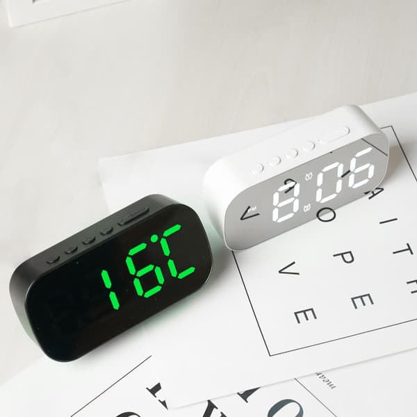 LED digital väckarklocka med temperaturvisning, evighetskalender och 24-timmarsformat för sovrum och kontor Black Black