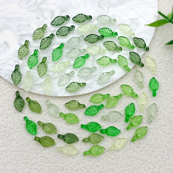 Akryl Mini Blad Charms til DIY Smykkefremstilling - 50 stk Model 2