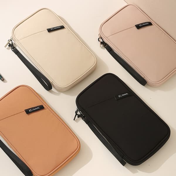 Resedokumentfodral – polyester passfodral med boardingpassficka, kortorganisatör och handledsrem Beige Beige
