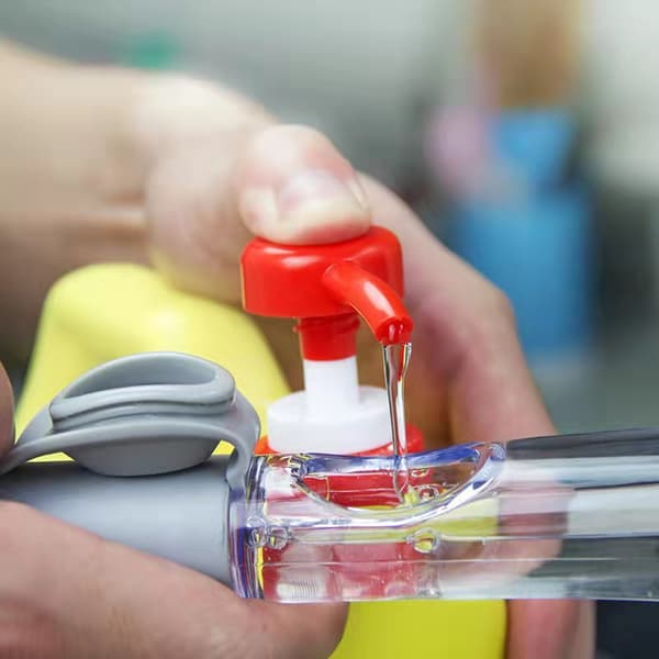 Pottebørste med lang skaft med sæbedispenser Model 1