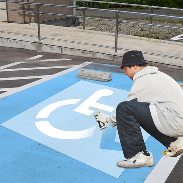 Genanvendelig kørestolssymbolstencil til handicap parkering