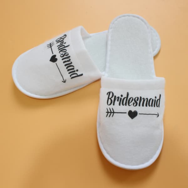 Hvide tøfler med 'Bridesmaid'-bogstaver - Perfekt til bryllupspyjamasfester Black Black