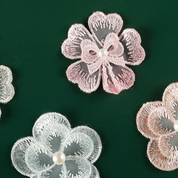 Blomsterblondebroderilapper til gør-det-selv-håndværk