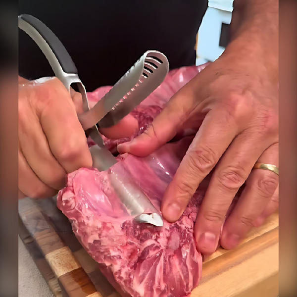 Rustfrit stål membranfjerner til steak og ribben med buet klemme og skridsikkert greb til BBQ forberedelse