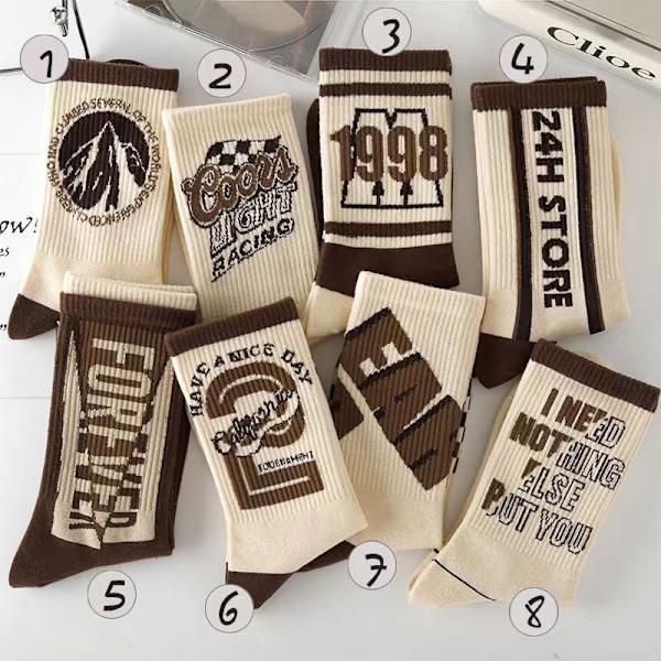 8 par assorterede polyestersokker - komfortable og stilfulde designs