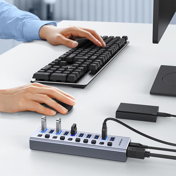 Strömförsörjd USB-hubb med 10 USB 3.0-portar, separata strömbrytare och 5 Gbit/s