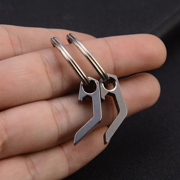 Mini avaimenperän pullonavaaja, 2 kpl ruostumattomasta teräksestä valmistettu EDC-pullonavaaja