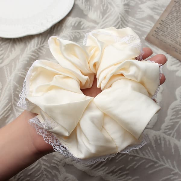 Scrunchie 2-pack volymgivande polyesterhårsnodd för ponytail och knut med fransk spets, högelastisk kärna, mjuk touch och fluffig form White White