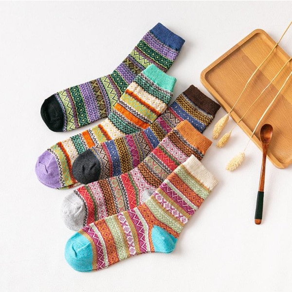 5 par stickade strumpor i vackra färger och mönster