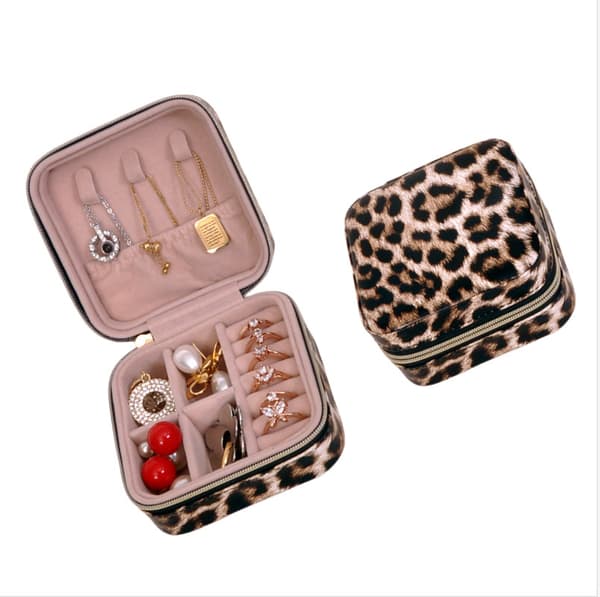 Bärbar smyckesbox med leopardmönster