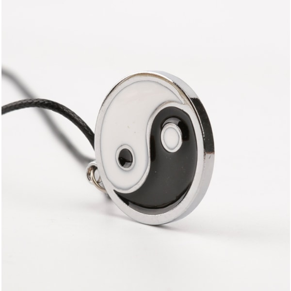 Kaulakoru Yin Yang riipuksella Musta/valkoinen