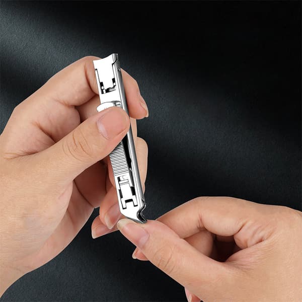Nagelklippare i silver med svart läderfodral