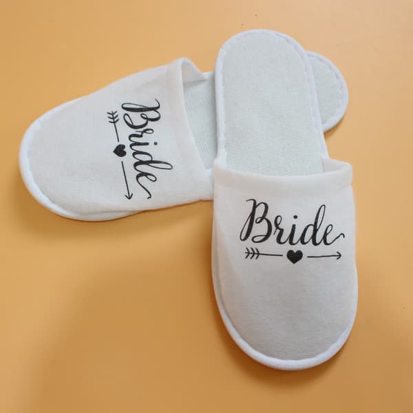 Hvide bryllups hjemmesko med 'Bride' bogstaver - Perfekt til pyjamasfester Black Black