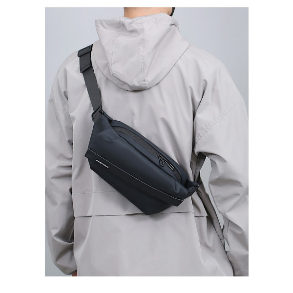 Kevyt ja tilava Crossbody laukku Musta