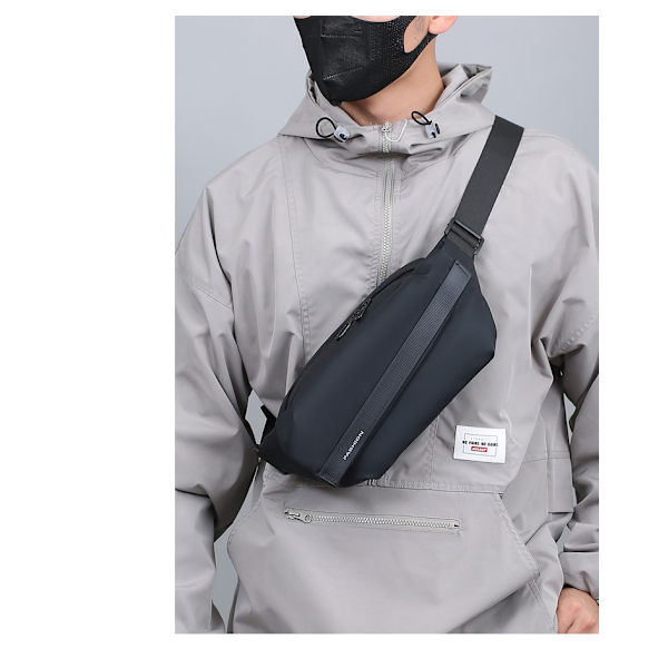 Kevyt ja tilava Crossbody laukku Musta