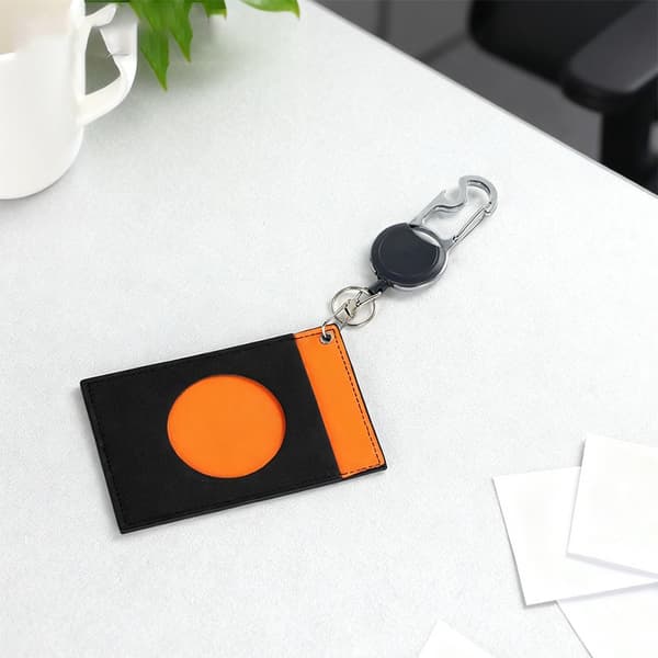 Infällbar märkeshållare med PU-läderfodral och karbinhake - Orange