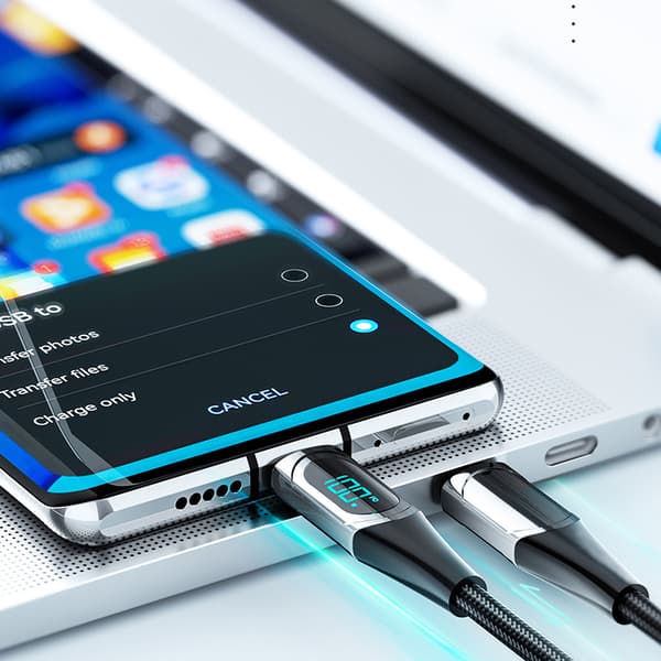 Musta 4-in-1 USB-latauskaapeli useille laitteille