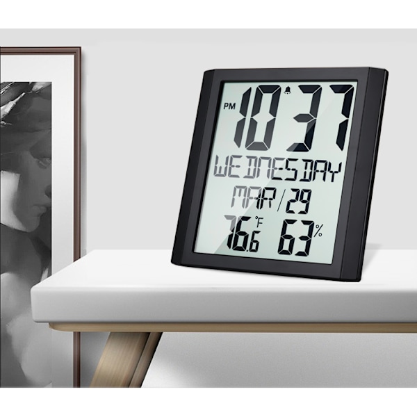 Stor digital väggklocka med datum och temperatur