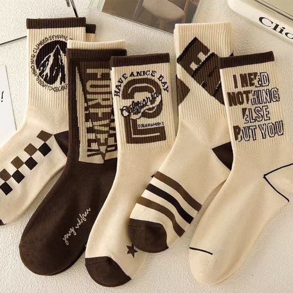 8 Par Sorterade Polyestersockor - Bekväma och Stilrena Designer