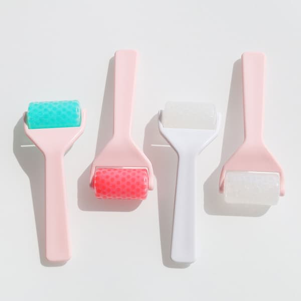 Ice roller til ansigtet – kølende ansigts- og kropsmassage til poreminimering, reducerer hævelse og beroliger efter makeup, kompakt ABS- og PE-design red+green