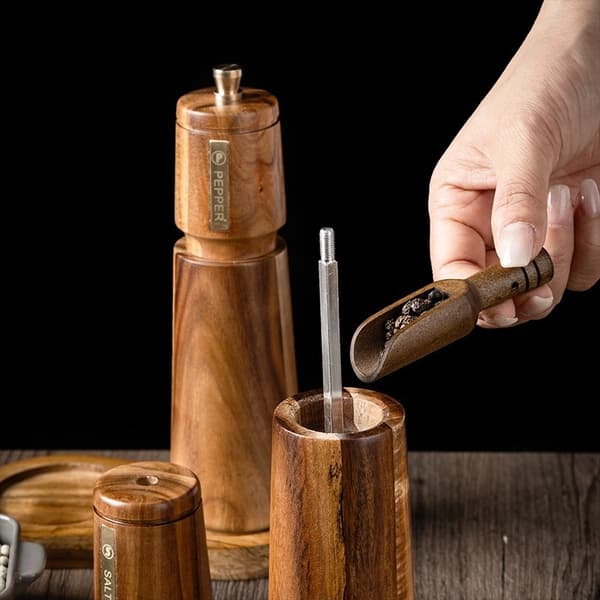 8 tommer Retro Farve Manuel Peberkværn Sæt med 2 (inkl. 8-formet Base + Ske Børste) - Perfekt til Krydderier