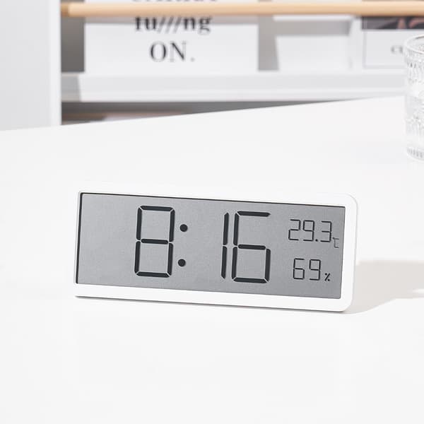 Digital väckarklocka i vitt trä med stor LCD, kalender, nattbelysning samt temperatur- och luftfuktighetsvisning