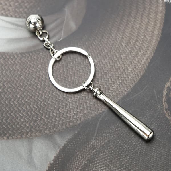 Nyckelring i silver med basebolltema - perfekt present till sportfans