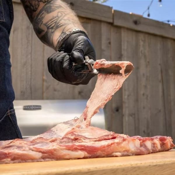 Rustfrit stål membranfjerner til steak og ribben med buet klemme og skridsikkert greb til BBQ forberedelse