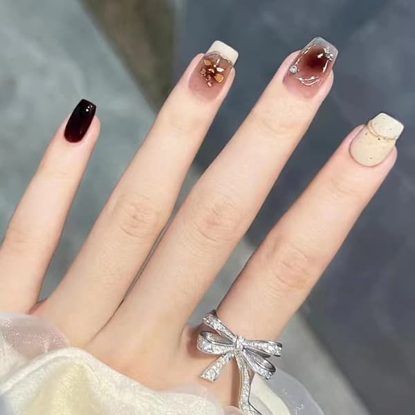 Amber Blush Korta Nagellappar - Eleganta & Lätta att Applicera