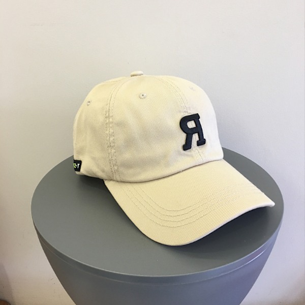 Stilfuld R-bogstav kasket til forår/sommer Beige
