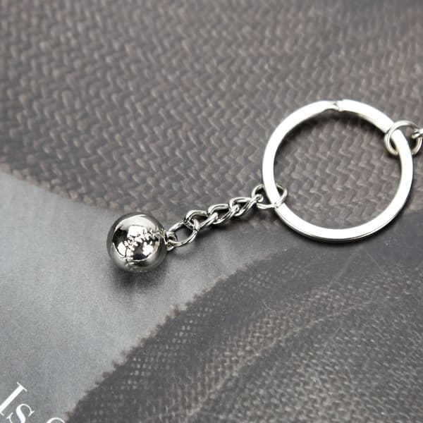 Nyckelring i silver med basebolltema - perfekt present till sportfans