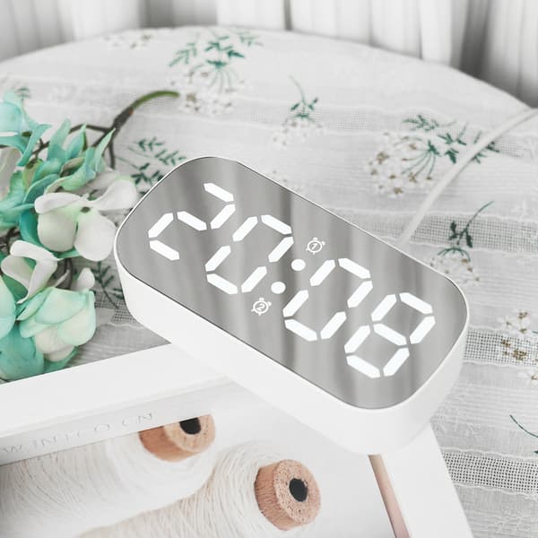 LED digital väckarklocka med temperaturvisning, evighetskalender och 24-timmarsformat för sovrum och kontor White White