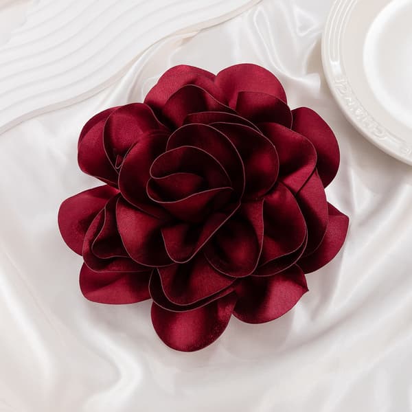 Överdådig brosch med stor blomma i satin DarkRed DarkRed