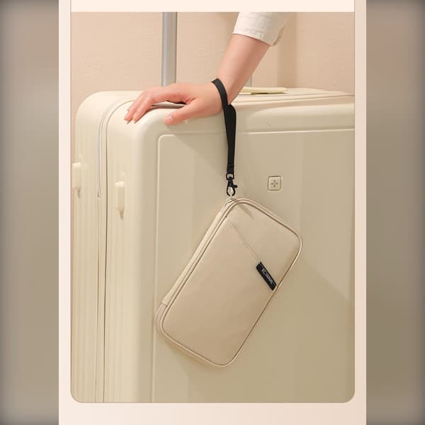 Resedokumentfodral – polyester passfodral med boardingpassficka, kortorganisatör och handledsrem Beige Beige