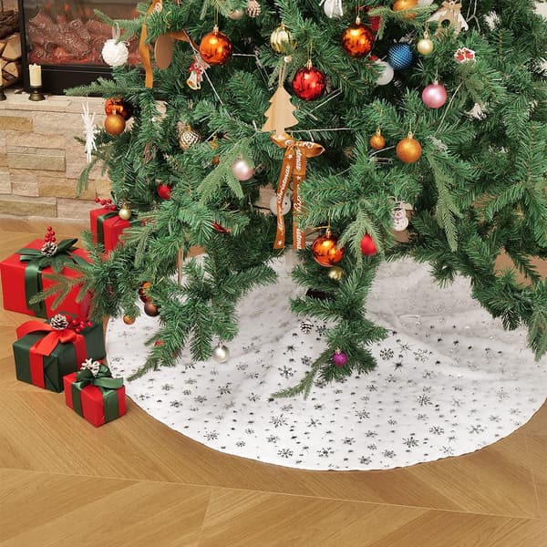 Hvidt juletræstæppe med sølv snefnug dekoration - 122 cm, festlig julepynt