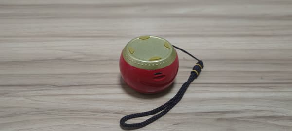 Mini Bærbar Bluetooth-højttaler med Trækorn - Red Red