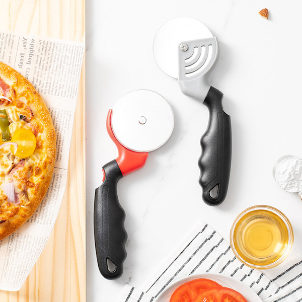 Ruostumattomasta teräksestä valmistettu pizzaleikkuri ergonomisella kahvalla