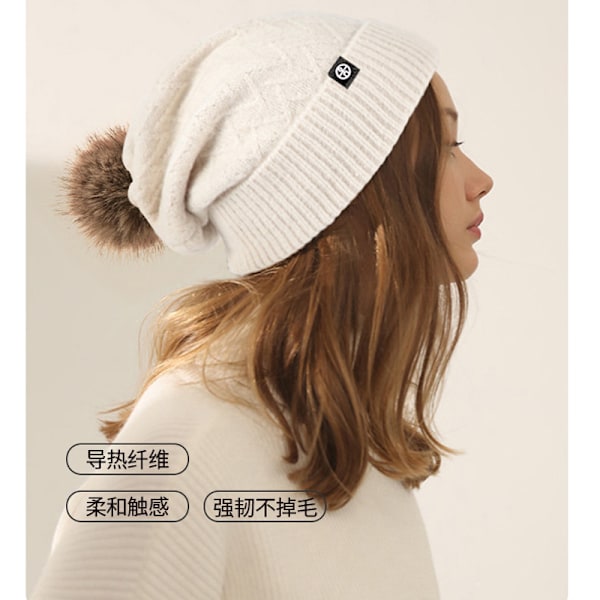 Sæt med strikket hat, tørklæde og handsker Beige