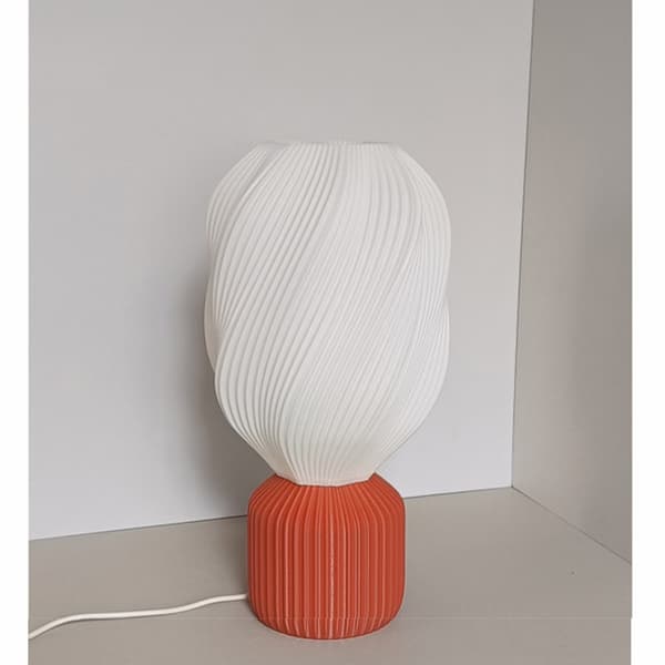 3D-printet bordlampe med USB-dæmperkontrol og moderne base, ideel som natlampe