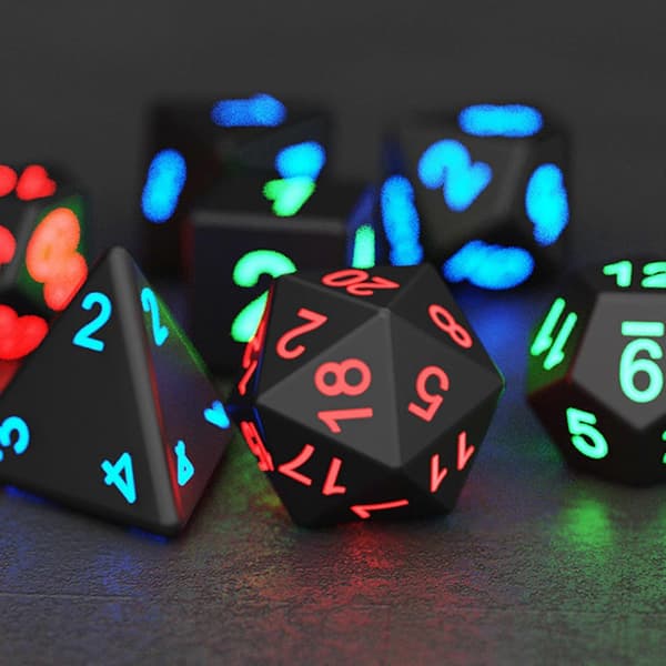 Polyhedral terningesett med en svart terningpose for D&D RPG MTG rollespill bordspill