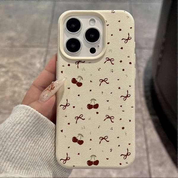 Etui til iPhone 15 Pro Hjertekirsebærmønster Litchi Tekstur TPU Telefonbeskyttelse