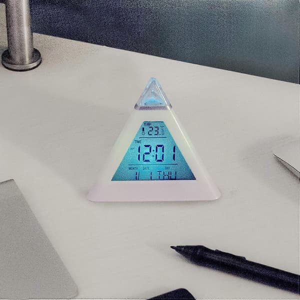 7 LED Pyramid Färgskiftande Digital Väckarklocka