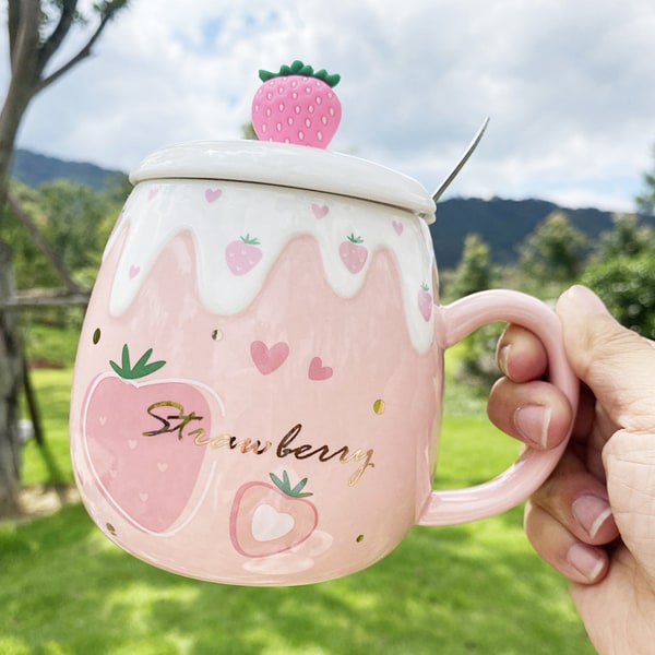 Söt jordgubbskopp Rosa kaffekopp Keramisk kopp Mjölkfruktkopp med utsökt lock Sked 500 ml