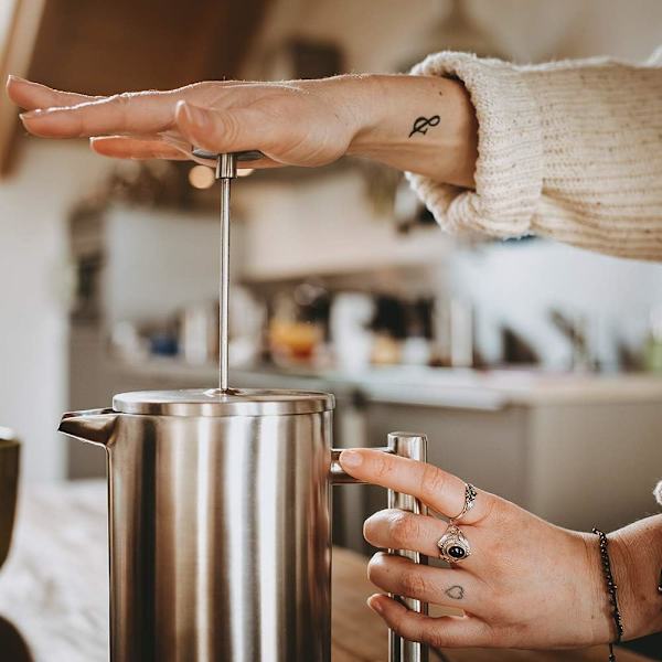 Kaffebryggare 304 rostfritt stål isolerad kaffepress med 2 extra skärmar 1 liter silver